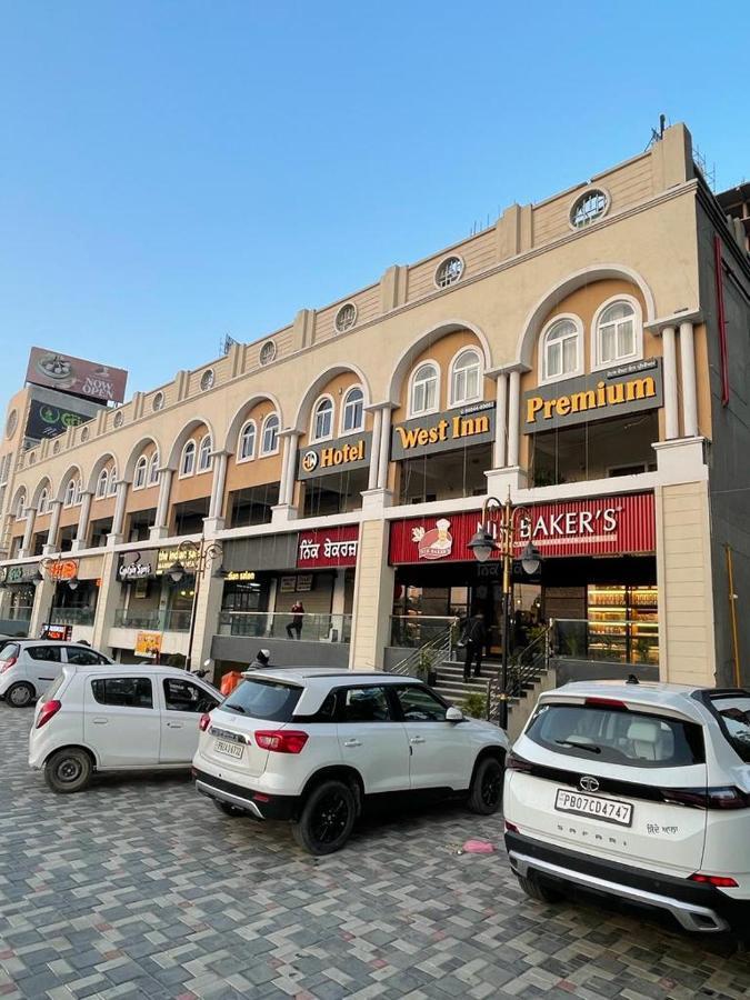 Hotel West Inn Premium Kharar Buitenkant foto