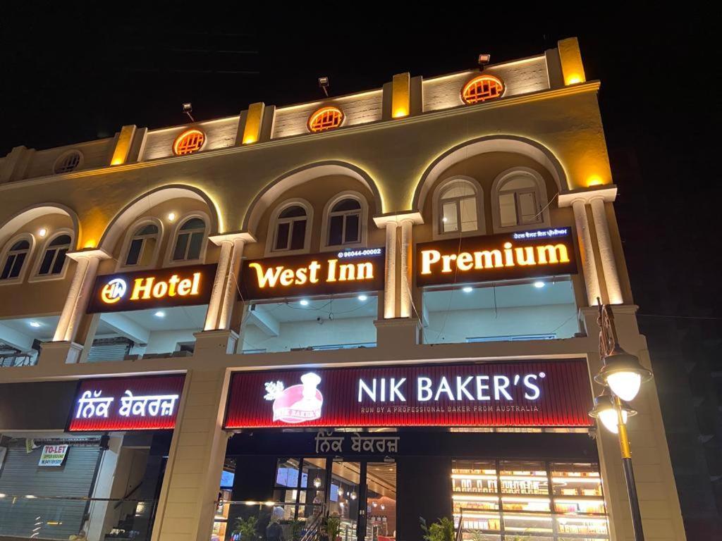 Hotel West Inn Premium Kharar Buitenkant foto