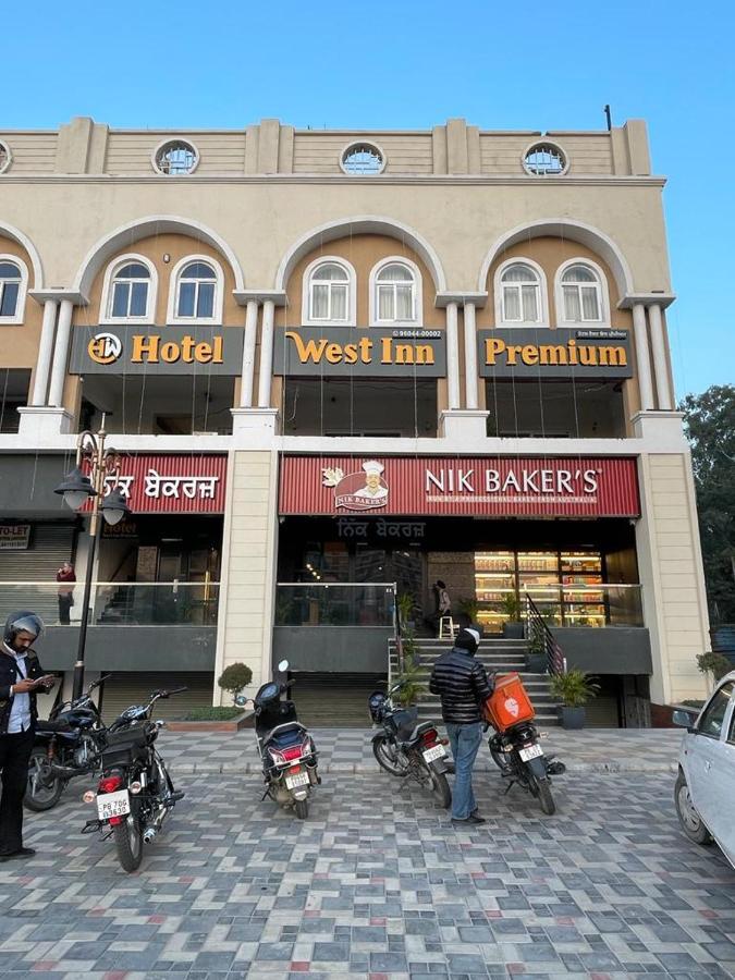 Hotel West Inn Premium Kharar Buitenkant foto