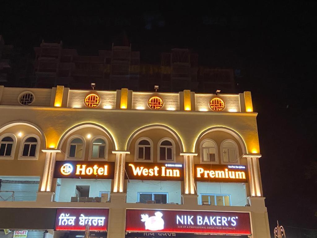 Hotel West Inn Premium Kharar Buitenkant foto