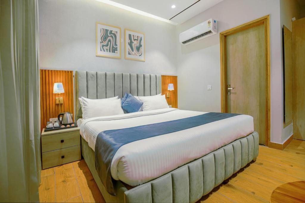 Hotel West Inn Premium Kharar Buitenkant foto