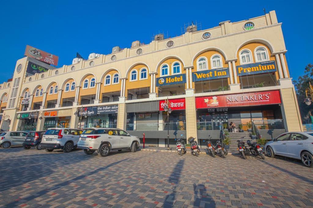 Hotel West Inn Premium Kharar Buitenkant foto